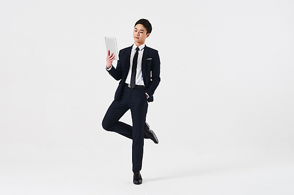 포토 JPG 스튜디오촬영 전신 응시 남자 포즈 비즈니스 실내 한명 들기 정장 성인 앞모습 30대 태블릿 한국인 춤 발레 다리들기 춤동작 성인남자한명만 국내포토 1 시선 옷 뷰포인트 모션 문화예술 사람 동양인 내부 장년 전자제품 스마트기기 남자한명만 성인남자만 파일형식