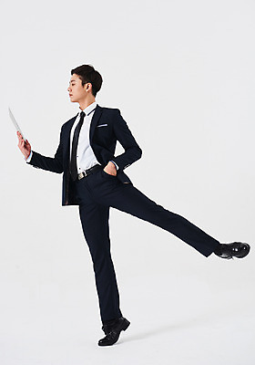 포토 JPG 스튜디오촬영 전신 응시 남자 포즈 비즈니스 실내 한명 들기 정장 성인 앞모습 30대 태블릿 한국인 춤 발레 주머니손 다리들기 춤동작 성인남자한명만 국내포토 1 시선 옷 뷰포인트 모션 문화예술 사람 동양인 내부 장년 전자제품 스마트기기 남자한명만 성인남자만 파일형식