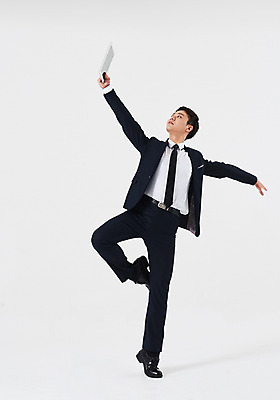 포토 JPG 스튜디오촬영 전신 응시 남자 포즈 비즈니스 실내 한명 들기 정장 성인 앞모습 30대 태블릿 한국인 올려보기 춤 발레 다리들기 춤동작 성인남자한명만 국내포토 1 시선 옷 뷰포인트 모션 문화예술 사람 동양인 내부 장년 전자제품 스마트기기 남자한명만 성인남자만 파일형식