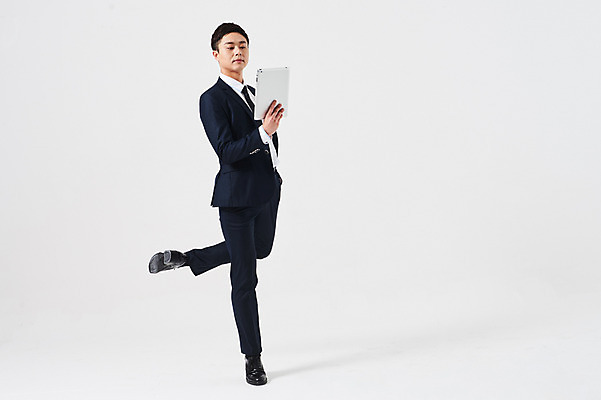 포토 JPG 스튜디오촬영 전신 응시 남자 포즈 비즈니스 실내 한명 들기 정장 성인 앞모습 30대 태블릿 한국인 춤 발레 다리들기 춤동작 성인남자한명만 국내포토 1 시선 옷 뷰포인트 모션 문화예술 사람 동양인 내부 장년 전자제품 스마트기기 남자한명만 성인남자만 파일형식 인종 남자만 성인만