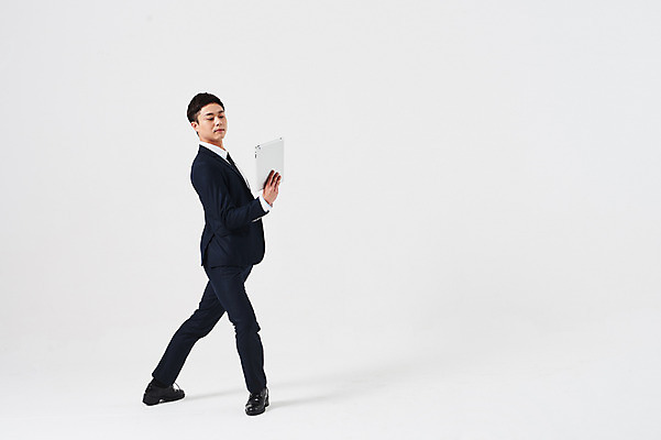 포토 JPG 스튜디오촬영 전신 응시 남자 포즈 비즈니스 실내 한명 들기 정장 성인 옆모습 30대 태블릿 한국인 춤 발레 성인남자한명만 국내포토 1 시선 옷 뷰포인트 모션 문화예술 사람 동양인 내부 장년 전자제품 스마트기기 남자한명만 성인남자만 파일형식