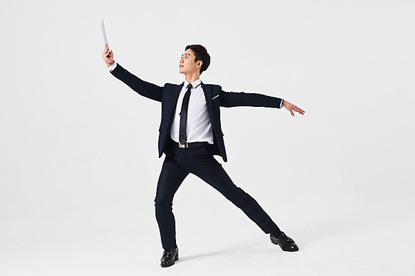 포토 JPG 스튜디오촬영 전신 응시 남자 포즈 비즈니스 실내 한명 들기 정장 성인 앞모습 30대 태블릿 한국인 춤 발레 성인남자한명만 국내포토 1 시선 옷 뷰포인트 모션 문화예술 사람 동양인 내부 장년 전자제품 스마트기기 남자한명만 성인남자만 파일형식