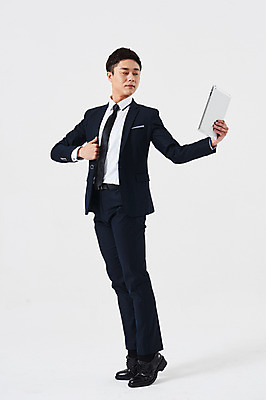 포토 JPG 스튜디오촬영 전신 응시 남자 포즈 비즈니스 실내 한명 들기 정장 성인 옆모습 30대 태블릿 한국인 춤 발레 성인남자한명만 국내포토 1 시선 옷 뷰포인트 모션 문화예술 사람 동양인 내부 장년 전자제품 스마트기기 남자한명만 성인남자만 파일형식