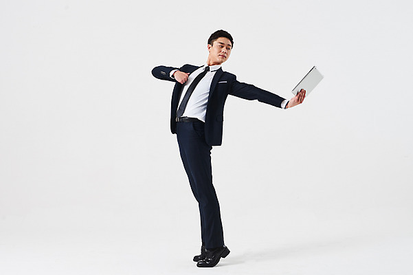 포토 JPG 스튜디오촬영 전신 응시 남자 포즈 비즈니스 실내 한명 들기 정장 성인 옆모습 30대 태블릿 한국인 춤 발레 성인남자한명만 국내포토 1 시선 옷 뷰포인트 모션 문화예술 사람 동양인 내부 장년 전자제품 스마트기기 남자한명만 성인남자만 파일형식