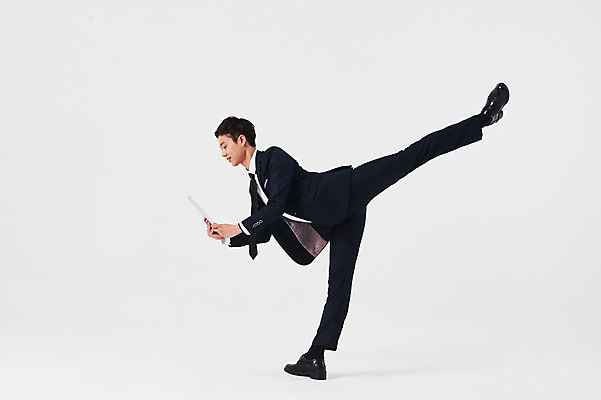 포토 JPG 스튜디오촬영 전신 응시 남자 포즈 비즈니스 실내 한명 미소 들기 정장 성인 옆모습 30대 태블릿 한국인 춤 발레 다리들기 춤동작 성인남자한명만 국내포토 1 시선 옷 뷰포인트 모션 문화예술 표정 사람 동양인 내부 장년 전자제품 스마트기기 남자한명만 성인남자만 파일형식