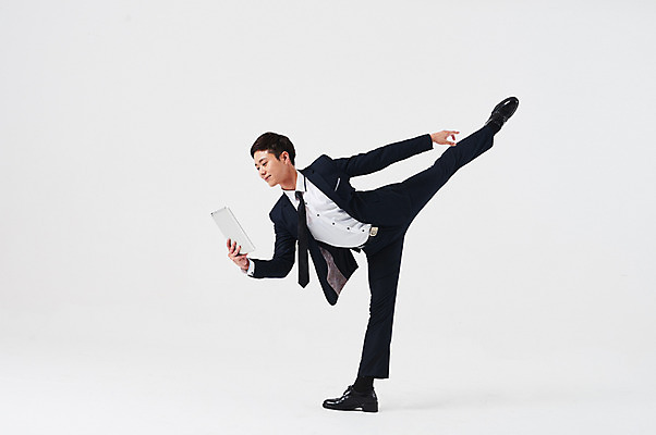 포토 JPG 스튜디오촬영 전신 응시 남자 포즈 비즈니스 실내 한명 미소 들기 정장 성인 앞모습 30대 태블릿 한국인 춤 발레 다리들기 춤동작 성인남자한명만 국내포토 1 시선 옷 뷰포인트 모션 문화예술 표정 사람 동양인 내부 장년 전자제품 스마트기기 남자한명만 성인남자만 파일형식