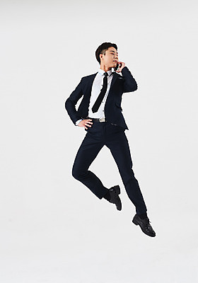 포토 JPG 스튜디오촬영 전신 응시 남자 포즈 비즈니스 실내 한명 들기 정장 성인 앞모습 30대 스마트폰 점프 한국인 춤 발레 성인남자한명만 국내포토 1 시선 옷 뷰포인트 모션 문화예술 사람 동양인 내부 장년 핸드폰 스마트기기 남자한명만 성인남자만 파일형식