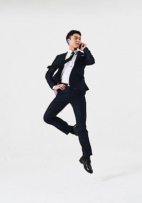 포토 JPG 스튜디오촬영 전신 응시 남자 포즈 비즈니스 실내 한명 들기 정장 성인 앞모습 30대 스마트폰 점프 한국인 춤 발레 성인남자한명만 국내포토 1 시선 옷 뷰포인트 모션 문화예술 사람 동양인 내부 장년 핸드폰 스마트기기 남자한명만 성인남자만 파일형식