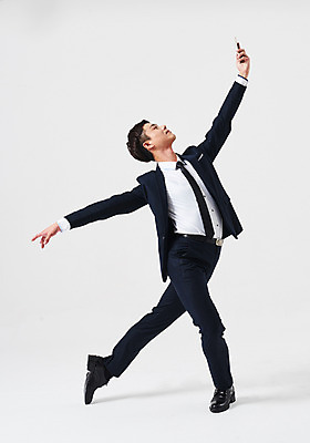 포토 JPG 스튜디오촬영 전신 응시 남자 포즈 비즈니스 실내 한명 들기 정장 성인 앞모습 30대 스마트폰 한국인 올려보기 춤 발레 춤동작 성인남자한명만 국내포토 1 시선 옷 뷰포인트 모션 문화예술 사람 동양인 내부 장년 핸드폰 스마트기기 남자한명만 성인남자만 파일형식