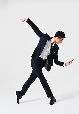 포토 JPG 스튜디오촬영 전신 응시 남자 포즈 비즈니스 실내 한명 들기 정장 성인 앞모습 30대 스마트폰 한국인 춤 발레 춤동작 성인남자한명만 내려보기 국내포토 1 시선 옷 뷰포인트 모션 문화예술 사람 동양인 내부 장년 핸드폰 스마트기기 남자한명만 성인남자만 파일형식