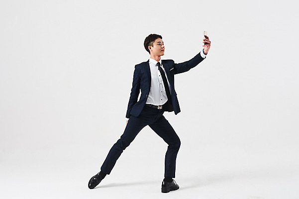 포토 JPG 스튜디오촬영 전신 응시 남자 포즈 비즈니스 실내 한명 미소 들기 정장 성인 앞모습 30대 스마트폰 한국인 춤 발레 춤동작 성인남자한명만 국내포토 1 시선 옷 뷰포인트 모션 문화예술 표정 사람 동양인 내부 장년 핸드폰 스마트기기 남자한명만 성인남자만 파일형식