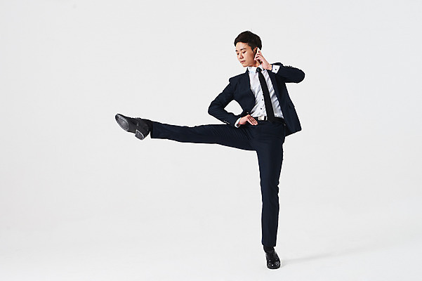 포토 JPG 스튜디오촬영 전신 응시 남자 포즈 비즈니스 실내 한명 들기 정장 성인 앞모습 30대 스마트폰 한국인 춤 발레 통화 다리들기 춤동작 성인남자한명만 국내포토 1 시선 옷 뷰포인트 모션 문화예술 사람 동양인 내부 장년 핸드폰 스마트기기 남자한명만 성인남자만 파일형식