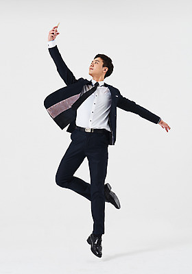 포토 JPG 스튜디오촬영 전신 응시 남자 포즈 비즈니스 실내 한명 들기 정장 성인 앞모습 30대 스마트폰 점프 한국인 올려보기 춤 발레 성인남자한명만 국내포토 1 시선 옷 뷰포인트 모션 문화예술 사람 동양인 내부 장년 핸드폰 스마트기기 남자한명만 성인남자만 파일형식