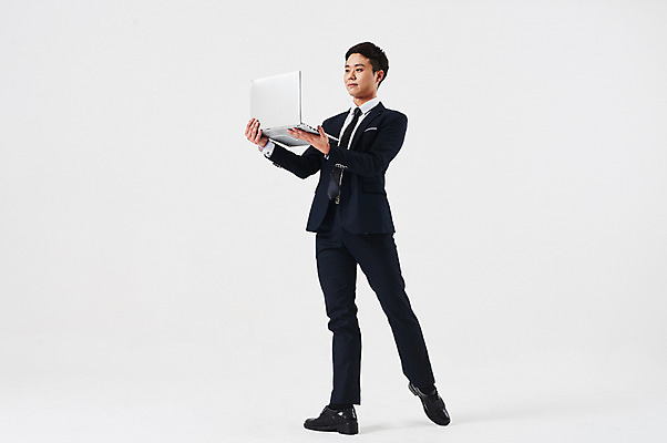 포토 JPG 스튜디오촬영 전신 응시 남자 포즈 비즈니스 실내 한명 들기 정장 성인 앞모습 30대 노트북 한국인 춤 발레 춤동작 성인남자한명만 국내포토 1 시선 옷 뷰포인트 모션 문화예술 사람 동양인 내부 장년 전자제품 남자한명만 성인남자만 파일형식