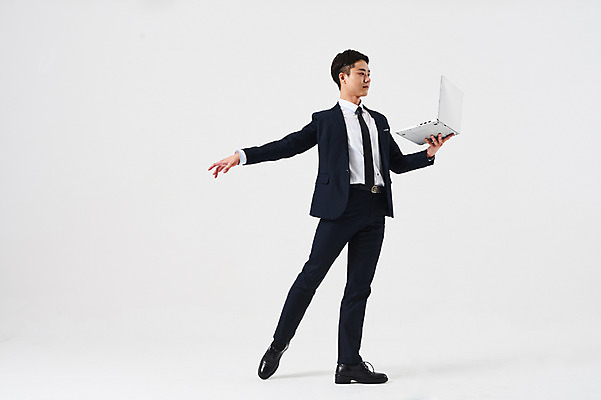 포토 JPG 스튜디오촬영 전신 응시 남자 포즈 비즈니스 실내 한명 들기 정장 성인 옆모습 30대 노트북 한국인 춤 발레 춤동작 성인남자한명만 국내포토 1 시선 옷 뷰포인트 모션 문화예술 사람 동양인 내부 장년 전자제품 남자한명만 성인남자만 파일형식