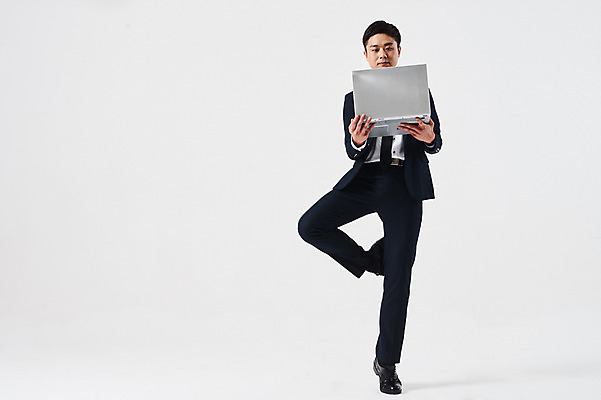 포토 JPG 스튜디오촬영 전신 응시 남자 포즈 비즈니스 실내 한명 들기 정장 성인 앞모습 30대 노트북 한국인 춤 발레 다리들기 춤동작 성인남자한명만 국내포토 1 시선 옷 뷰포인트 모션 문화예술 사람 동양인 내부 장년 전자제품 남자한명만 성인남자만 파일형식