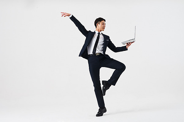 포토 JPG 스튜디오촬영 전신 응시 남자 포즈 비즈니스 실내 한명 들기 정장 성인 앞모습 30대 노트북 한국인 춤 발레 다리들기 춤동작 성인남자한명만 국내포토 1 시선 옷 뷰포인트 모션 문화예술 사람 동양인 내부 장년 전자제품 남자한명만 성인남자만 파일형식