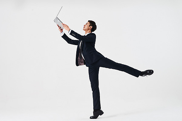 포토 JPG 스튜디오촬영 전신 응시 남자 포즈 비즈니스 실내 한명 들기 정장 성인 옆모습 30대 노트북 한국인 올려보기 춤 발레 다리들기 춤동작 성인남자한명만 국내포토 1 시선 옷 뷰포인트 모션 문화예술 사람 동양인 내부 장년 전자제품 남자한명만 성인남자만 파일형식