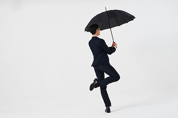 포토 JPG 스튜디오촬영 전신 응시 남자 포즈 우산 비즈니스 실내 한명 들기 정장 성인 뒷모습 30대 한국인 춤 발레 춤동작 성인남자한명만 국내포토 1 시선 옷 뷰포인트 모션 문화예술 사람 동양인 내부 장년 남자한명만 성인남자만 파일형식