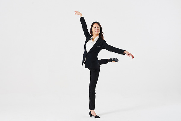 포토 JPG 스튜디오촬영 전신 응시 여자 포즈 비즈니스 실내 한명 미소 정장 20대 성인 앞모습 한국인 춤 발레 성인여자한명만 국내포토 1 시선 옷 뷰포인트 문화예술 표정 사람 동양인 청년 내부 여자한명만 성인여자만 파일형식