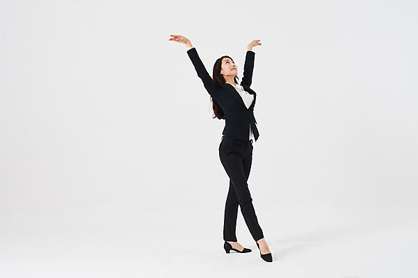 포토 JPG 스튜디오촬영 전신 응시 여자 포즈 비즈니스 실내 한명 미소 정장 20대 성인 옆모습 한국인 올려보기 춤 발레 성인여자한명만 국내포토 1 시선 옷 뷰포인트 모션 문화예술 표정 사람 동양인 청년 내부 여자한명만 성인여자만 파일형식