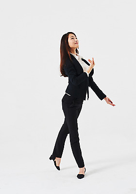 포토 JPG 스튜디오촬영 전신 응시 여자 포즈 비즈니스 실내 한명 미소 정장 20대 성인 옆모습 한국인 춤 발레 성인여자한명만 국내포토 1 시선 옷 뷰포인트 문화예술 표정 사람 동양인 청년 내부 여자한명만 성인여자만 파일형식