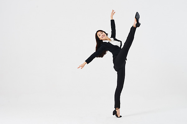 포토 JPG 스튜디오촬영 전신 응시 여자 포즈 비즈니스 실내 한명 웃음 정장 20대 성인 옆모습 한국인 춤 발레 다리들기 성인여자한명만 국내포토 1 시선 옷 뷰포인트 모션 문화예술 표정 사람 동양인 청년 내부 여자한명만 성인여자만 파일형식