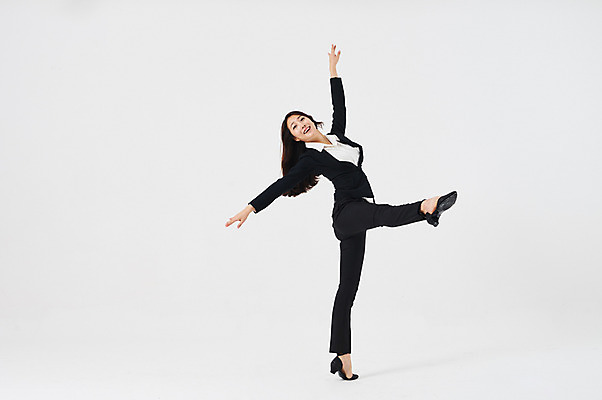 포토 JPG 스튜디오촬영 전신 응시 여자 포즈 비즈니스 실내 한명 웃음 정장 20대 성인 옆모습 한국인 춤 발레 다리들기 성인여자한명만 국내포토 1 시선 옷 뷰포인트 모션 문화예술 표정 사람 동양인 청년 내부 여자한명만 성인여자만 파일형식