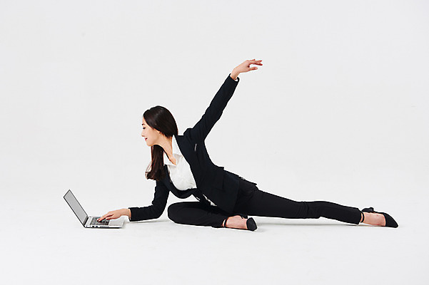 포토 JPG 스튜디오촬영 전신 응시 여자 포즈 비즈니스 실내 한명 미소 정장 20대 성인 옆모습 노트북 한국인 춤 발레 성인여자한명만 국내포토 1 시선 옷 뷰포인트 문화예술 표정 사람 동양인 청년 내부 전자제품 여자한명만 성인여자만 파일형식