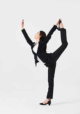 포토 JPG 스튜디오촬영 전신 응시 여자 포즈 비즈니스 실내 한명 미소 정장 20대 성인 옆모습 한국인 춤 잡기 발레 다리들기 성인여자한명만 국내포토 1 시선 옷 뷰포인트 모션 문화예술 표정 사람 동양인 청년 내부 여자한명만 성인여자만 파일형식