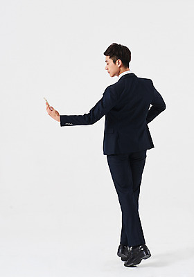 포토 JPG 스튜디오촬영 전신 응시 남자 포즈 비즈니스 실내 한명 들기 정장 성인 뒷모습 30대 스마트폰 한국인 성인남자한명만 내려보기 국내포토 1 시선 옷 뷰포인트 모션 사람 동양인 내부 장년 핸드폰 스마트기기 남자한명만 성인남자만 파일형식
