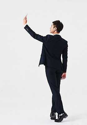 포토 JPG 스튜디오촬영 전신 응시 남자 포즈 비즈니스 실내 한명 들기 정장 성인 뒷모습 30대 스마트폰 한국인 올려보기 성인남자한명만 국내포토 1 시선 옷 뷰포인트 모션 사람 동양인 내부 장년 핸드폰 스마트기기 남자한명만 성인남자만 파일형식