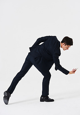 포토 JPG 스튜디오촬영 전신 응시 남자 포즈 비즈니스 실내 한명 들기 정장 성인 뒷모습 30대 스마트폰 한국인 성인남자한명만 내려보기 국내포토 1 시선 옷 뷰포인트 모션 사람 동양인 내부 장년 핸드폰 스마트기기 남자한명만 성인남자만 파일형식