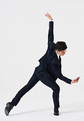 포토 JPG 스튜디오촬영 전신 응시 남자 포즈 비즈니스 실내 한명 들기 정장 성인 옆모습 30대 스마트폰 한국인 춤 발레 성인남자한명만 내려보기 국내포토 1 시선 옷 뷰포인트 모션 문화예술 사람 동양인 내부 장년 핸드폰 스마트기기 남자한명만 성인남자만 파일형식