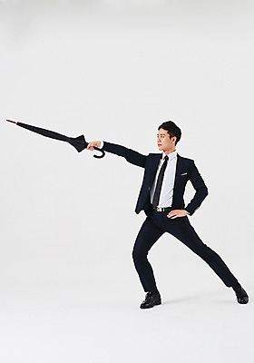 포토 JPG 스튜디오촬영 전신 응시 남자 허리손 포즈 우산 비즈니스 실내 한명 들기 정장 성인 앞모습 30대 한국인 춤 발레 찌르기 춤동작 성인남자한명만 국내포토 1 시선 옷 뷰포인트 모션 문화예술 사람 동양인 내부 장년 남자한명만 성인남자만 파일형식