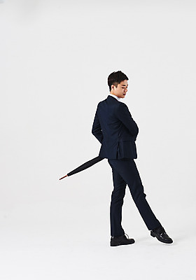 포토 JPG 스튜디오촬영 전신 응시 남자 포즈 우산 비즈니스 실내 한명 들기 정장 성인 옆모습 30대 한국인 춤 발레 춤동작 성인남자한명만 국내포토 1 시선 옷 뷰포인트 모션 문화예술 사람 동양인 내부 장년 남자한명만 성인남자만 파일형식 인종 남자만 성인만