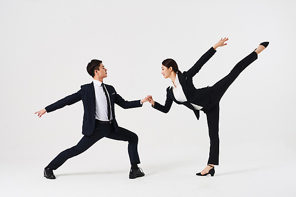 포토 JPG 스튜디오촬영 전신 응시 여자 남자 포즈 비즈니스 실내 미소 정장 20대 성인 두명 옆모습 30대 손잡기 한국인 춤 발레 다리들기 춤동작 성인만 국내포토 시선 옷 뷰포인트 모션 문화예술 표정 사람 동양인 청년 내부 장년 파일형식