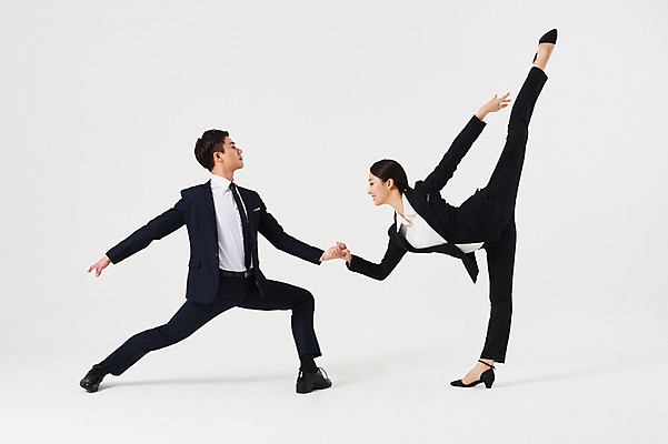 포토 JPG 스튜디오촬영 전신 응시 여자 남자 포즈 비즈니스 실내 미소 정장 20대 성인 두명 옆모습 30대 손잡기 한국인 춤 발레 다리들기 춤동작 성인만 국내포토 시선 옷 뷰포인트 모션 문화예술 표정 사람 동양인 청년 내부 장년 파일형식