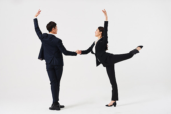 포토 JPG 스튜디오촬영 전신 응시 여자 남자 포즈 비즈니스 실내 미소 정장 20대 성인 두명 옆모습 뒷모습 30대 손잡기 한국인 춤 발레 다리들기 춤동작 성인만 국내포토 시선 옷 뷰포인트 모션 문화예술 표정 사람 동양인 청년 내부 장년 파일형식