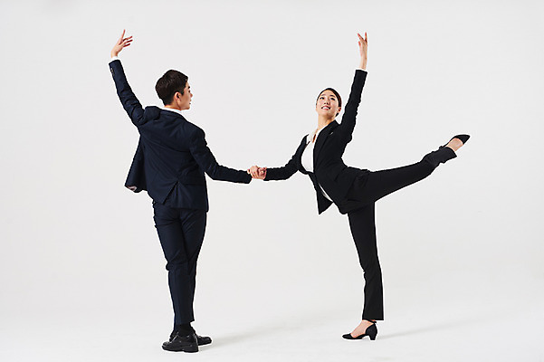 포토 JPG 스튜디오촬영 전신 응시 여자 남자 포즈 비즈니스 실내 미소 정장 20대 성인 두명 옆모습 뒷모습 30대 손잡기 한국인 춤 발레 다리들기 춤동작 성인만 국내포토 시선 옷 뷰포인트 모션 문화예술 표정 사람 동양인 청년 내부 장년 파일형식