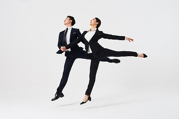 포토 JPG 스튜디오촬영 전신 응시 여자 남자 포즈 비즈니스 실내 미소 정장 20대 성인 두명 옆모습 30대 점프 한국인 춤 발레 다리들기 춤동작 성인만 국내포토 시선 옷 뷰포인트 모션 문화예술 표정 사람 동양인 청년 내부 장년 파일형식