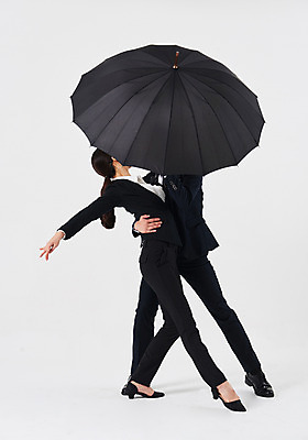 포토 JPG 스튜디오촬영 전신 응시 여자 남자 포즈 우산 비즈니스 실내 정장 20대 성인 두명 옆모습 30대 한국인 춤 발레 춤동작 성인만 국내포토 시선 옷 뷰포인트 문화예술 사람 동양인 청년 내부 장년 파일형식