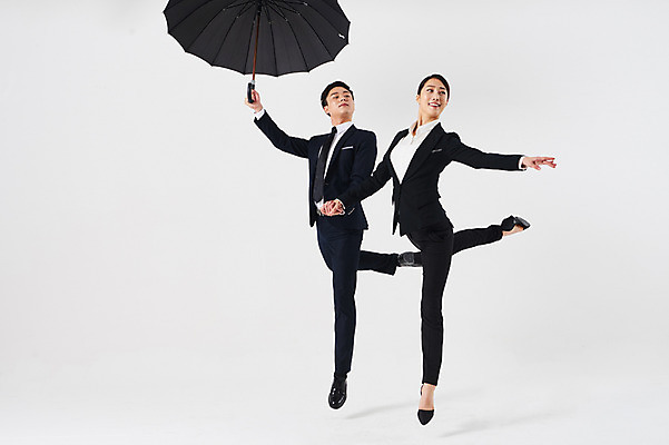 포토 JPG 스튜디오촬영 전신 응시 여자 남자 포즈 우산 비즈니스 실내 미소 정장 20대 성인 두명 앞모습 30대 손잡기 점프 한국인 춤 발레 성인만 국내포토 시선 옷 뷰포인트 모션 문화예술 표정 사람 동양인 청년 내부 장년 파일형식