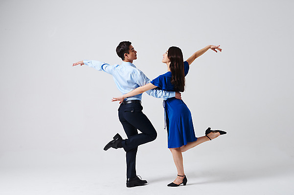 포토 JPG 스튜디오촬영 전신 커플 응시 원피스 여자 남자 포즈 회색배경 실내 미소 정장 20대 성인 두명 뒷모습 30대 한국인 춤 발레 다리들기 춤동작 성인만 국내포토 시선 옷 뷰포인트 백그라운드 관계 모션 문화예술 표정 사람 동양인 청년 내부 장년 회색 파일형식