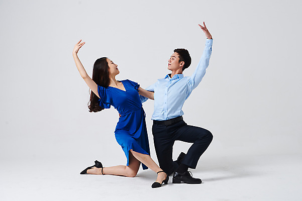 포토 JPG 스튜디오촬영 전신 커플 응시 원피스 여자 남자 포즈 회색배경 실내 미소 정장 20대 성인 두명 옆모습 30대 마주보기 한국인 춤 발레 춤동작 성인만 국내포토 시선 옷 뷰포인트 백그라운드 관계 모션 문화예술 표정 사람 동양인 청년 내부 장년 회색 파일형식