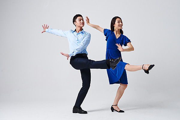 포토 JPG 스튜디오촬영 전신 커플 응시 원피스 여자 남자 포즈 회색배경 실내 웃음 정장 20대 성인 두명 앞모습 30대 한국인 춤 발레 다리들기 춤동작 성인만 국내포토 시선 옷 뷰포인트 백그라운드 관계 모션 문화예술 표정 사람 동양인 청년 내부 장년 회색 파일형식