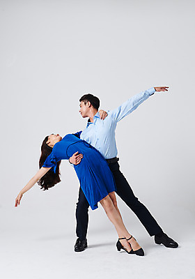 포토 JPG 스튜디오촬영 전신 커플 응시 원피스 여자 남자 포즈 안기 회색배경 실내 정장 20대 성인 두명 앞모습 30대 한국인 춤 발레 춤동작 성인만 국내포토 시선 옷 뷰포인트 백그라운드 관계 모션 문화예술 사람 동양인 청년 내부 장년 회색 파일형식