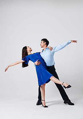 포토 JPG 스튜디오촬영 전신 커플 응시 원피스 여자 남자 포즈 안기 회색배경 실내 미소 정장 20대 성인 두명 옆모습 30대 한국인 춤 발레 다리들기 춤동작 성인만 국내포토 시선 옷 뷰포인트 백그라운드 관계 모션 문화예술 표정 사람 동양인 청년 내부 장년 회색 파일형식