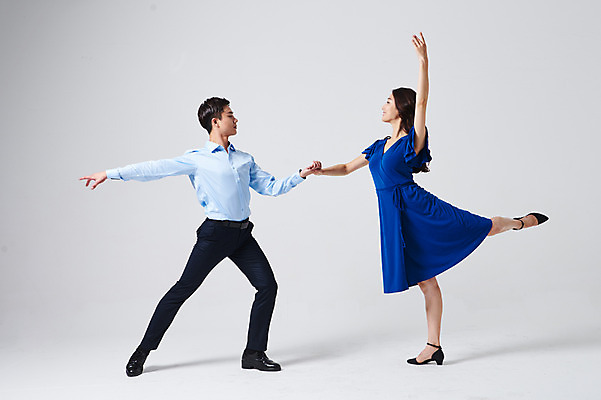 포토 JPG 스튜디오촬영 전신 커플 응시 원피스 여자 남자 포즈 회색배경 실내 미소 정장 20대 성인 두명 옆모습 30대 손잡기 한국인 춤 발레 다리들기 춤동작 성인만 국내포토 시선 옷 뷰포인트 백그라운드 관계 모션 문화예술 표정 사람 동양인 청년 내부 장년 회색 파일형식