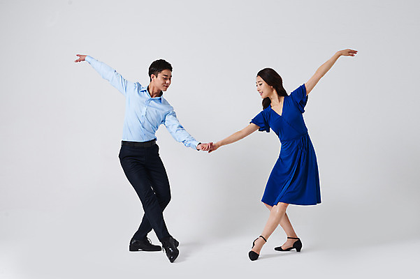 포토 JPG 스튜디오촬영 전신 커플 응시 원피스 여자 남자 포즈 회색배경 실내 미소 정장 20대 성인 두명 앞모습 30대 손잡기 한국인 춤 발레 춤동작 성인만 국내포토 시선 옷 뷰포인트 백그라운드 관계 모션 문화예술 표정 사람 동양인 청년 내부 장년 회색 파일형식